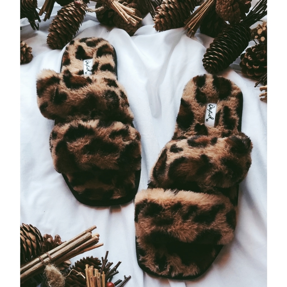🚨ONLY A FEW LEFT//leopard fur slides - Picture 3 of 5